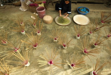 Nghề thêu hoa văn trên vải